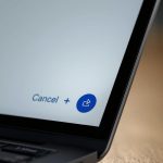 Laptop met webshop checkout en zichtbare herroepingsknop volgens nieuwe wetgeving 2026